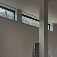 杉並区堀之内の賃貸物件/ソファーからの視点　高窓の奥には桜の借景があり、みんなのお気に入り