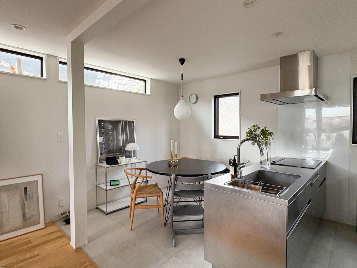 杉並区堀之内の賃貸物件/ダイニングとキッチン　ステンレスの塊のようなキッチンは部屋の印象的な部分のひとつ