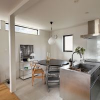 杉並区堀之内の賃貸物件/ダイニングとキッチン　ステンレスの塊のようなキッチンは部屋の印象的な部分のひとつ