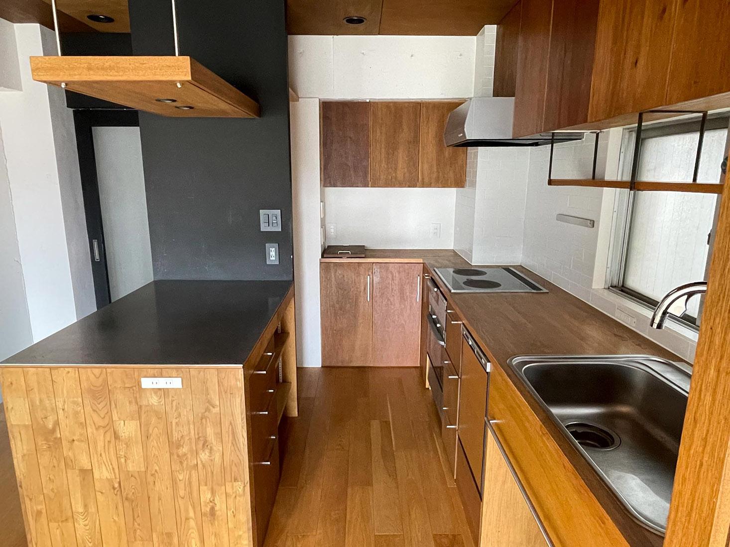 板橋区双葉町の売買物件/左奥が冷蔵庫置き場／IH2口