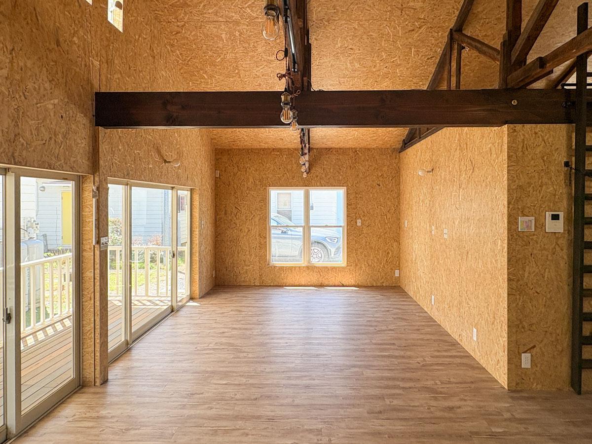 埼玉県入間市東町の賃貸物件/リビング部分　屋根付きのテラスに繋がっている