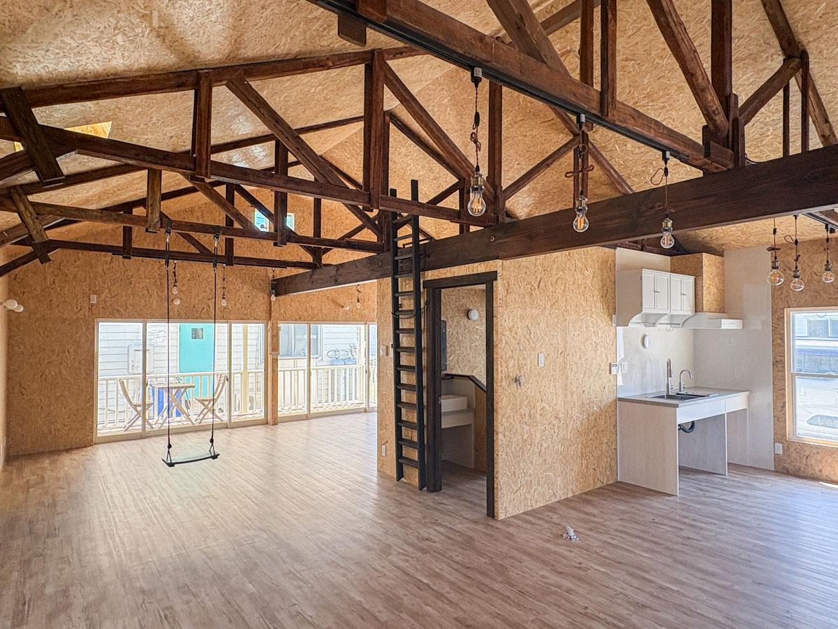 埼玉県入間市東町の賃貸物件/梁をあらわした最大天井高さは4mほど。かなり開放感のある空間