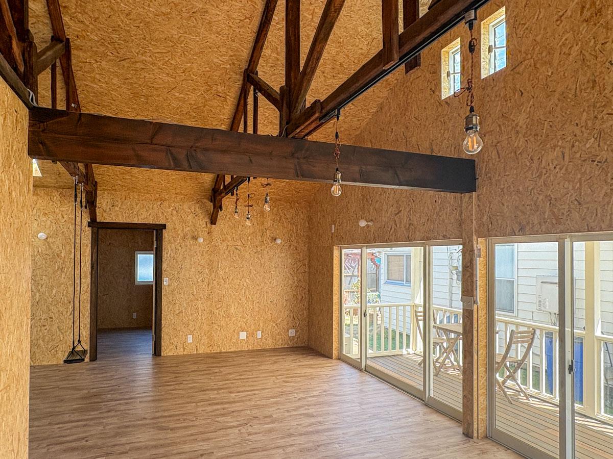 埼玉県入間市東町の賃貸物件/リビング奥からの視点　テラスの方向には別のハウスがあるが、向こうからの視界は遮られてプライベートな空間になるよう設計されている