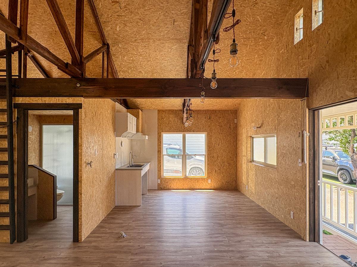 埼玉県入間市東町の賃貸物件/右手が玄関　奥がキッチンダイニング