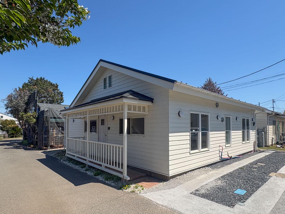 埼玉県入間市東町の賃貸物件/外観　ハウスの向かいには桜の木がある