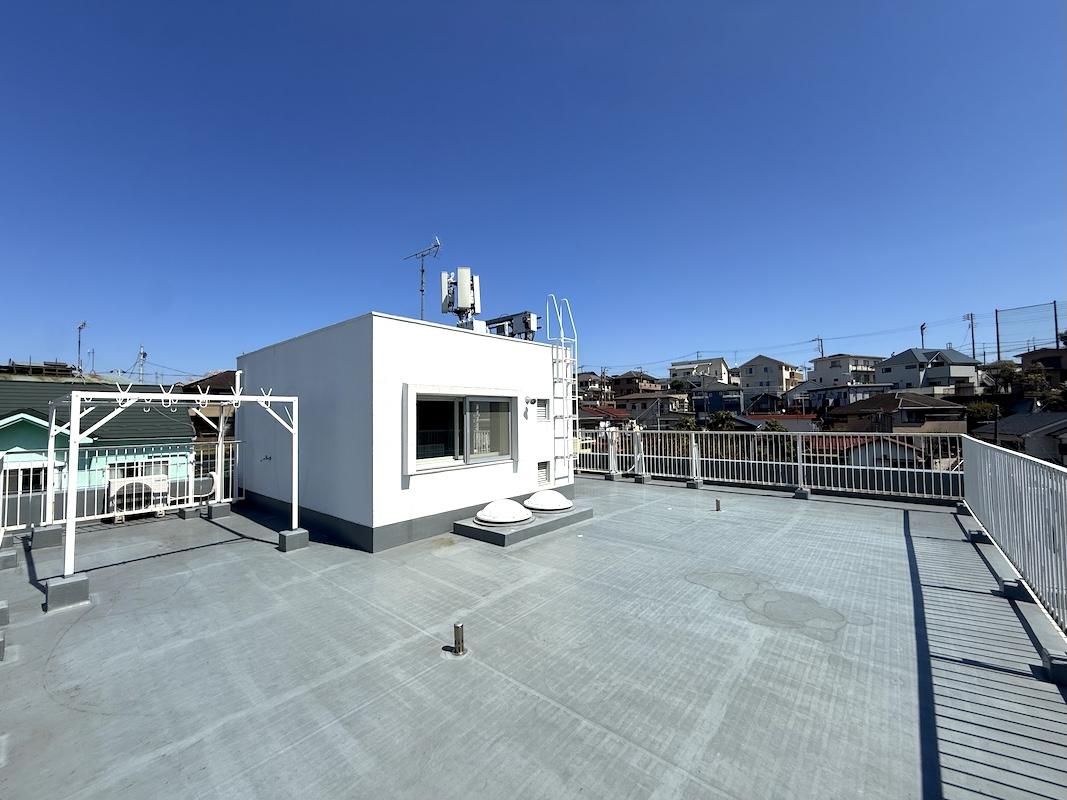 横浜市中区矢口台の賃貸物件/約84㎡のルーフバルコニー！空がしっかり抜けていて、開放的です