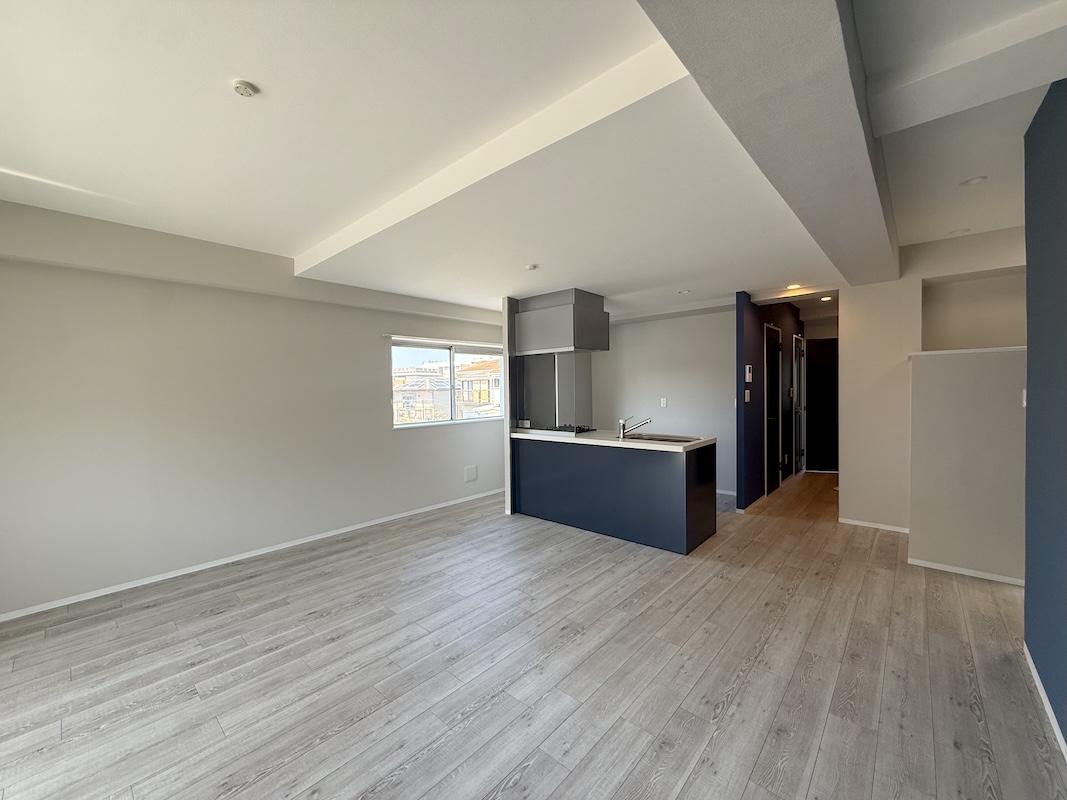 横浜市中区矢口台の賃貸物件/約18.8帖のLDK、内装はシックで落ち着いた印象