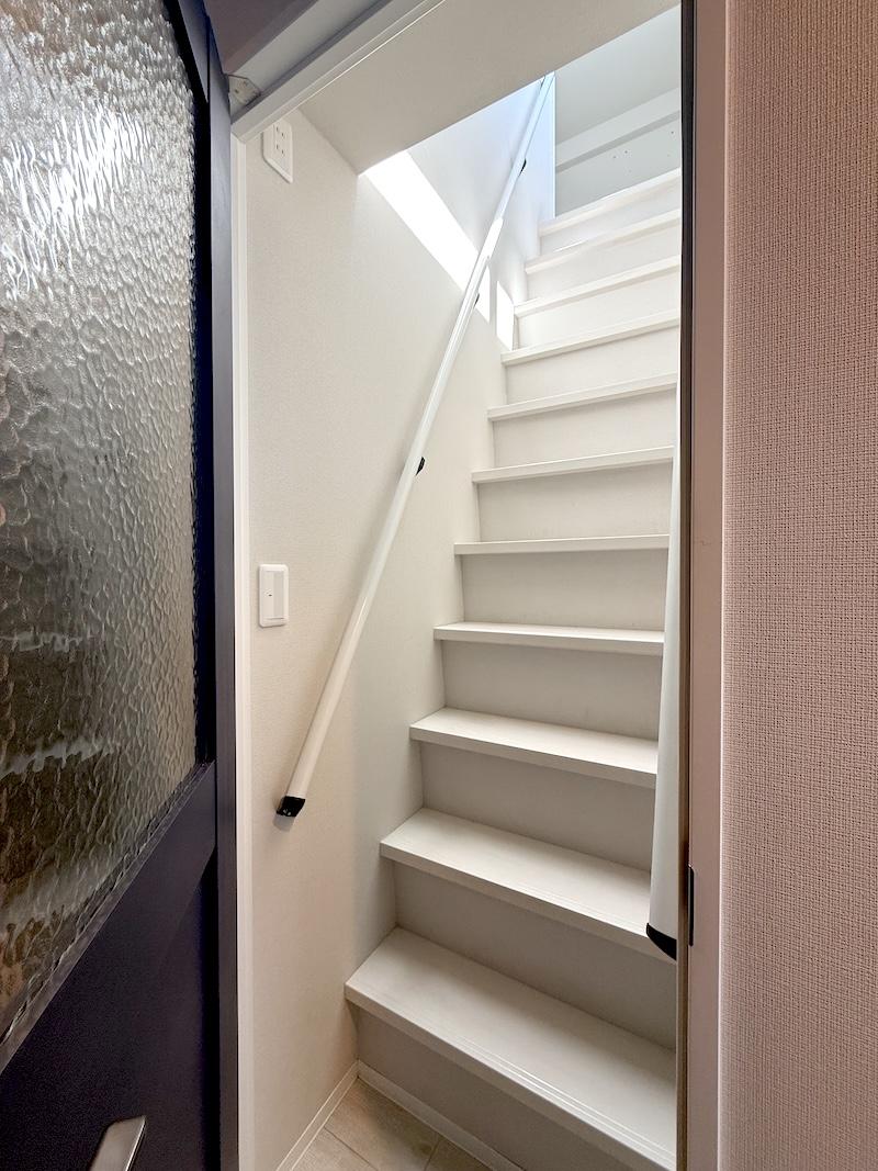 横浜市中区矢口台の賃貸物件/屋上には少し急な内階段でアクセスします