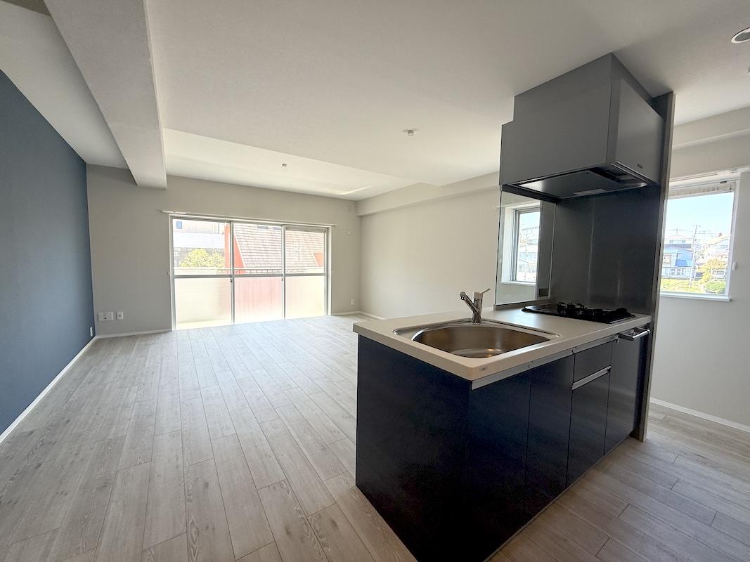 横浜市中区矢口台の賃貸物件/LDKの空間の主役はアイランドキッチンです、2面彩光で明るい室内