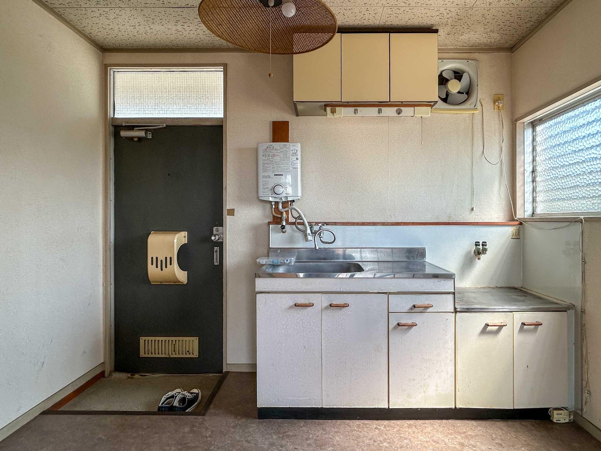 横浜市神奈川区三ツ沢上町の賃貸物件/A棟201：ダイニングキッチン。キッチンのさびている部分は、やすり掛けが必要そう