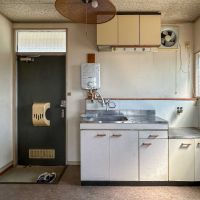 横浜市神奈川区三ツ沢上町の賃貸物件/A棟201：ダイニングキッチン。キッチンのさびている部分は、やすり掛けが必要そう