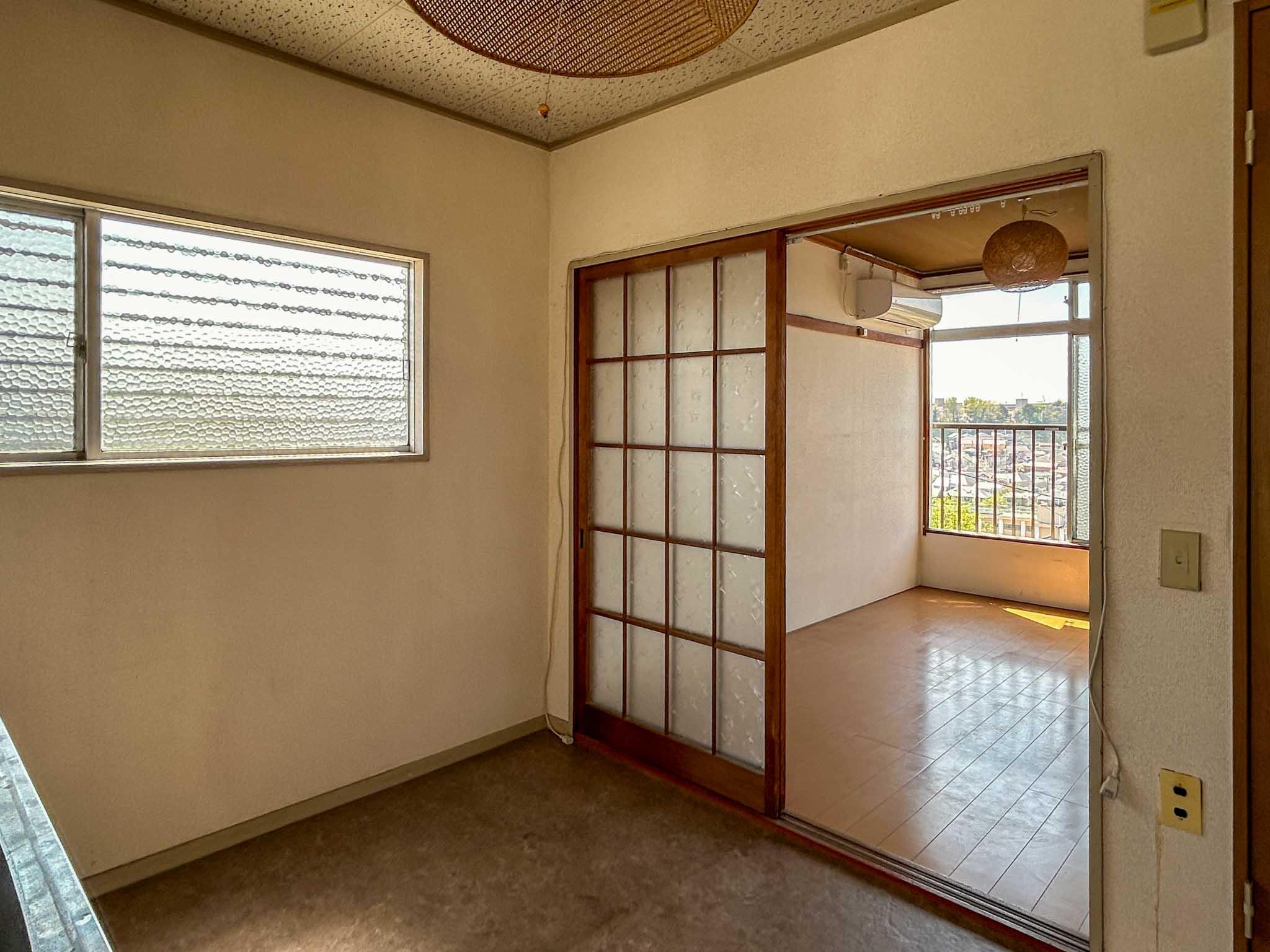 横浜市神奈川区三ツ沢上町の賃貸物件/A棟201：ダイニングキッチンから洋室側をみる