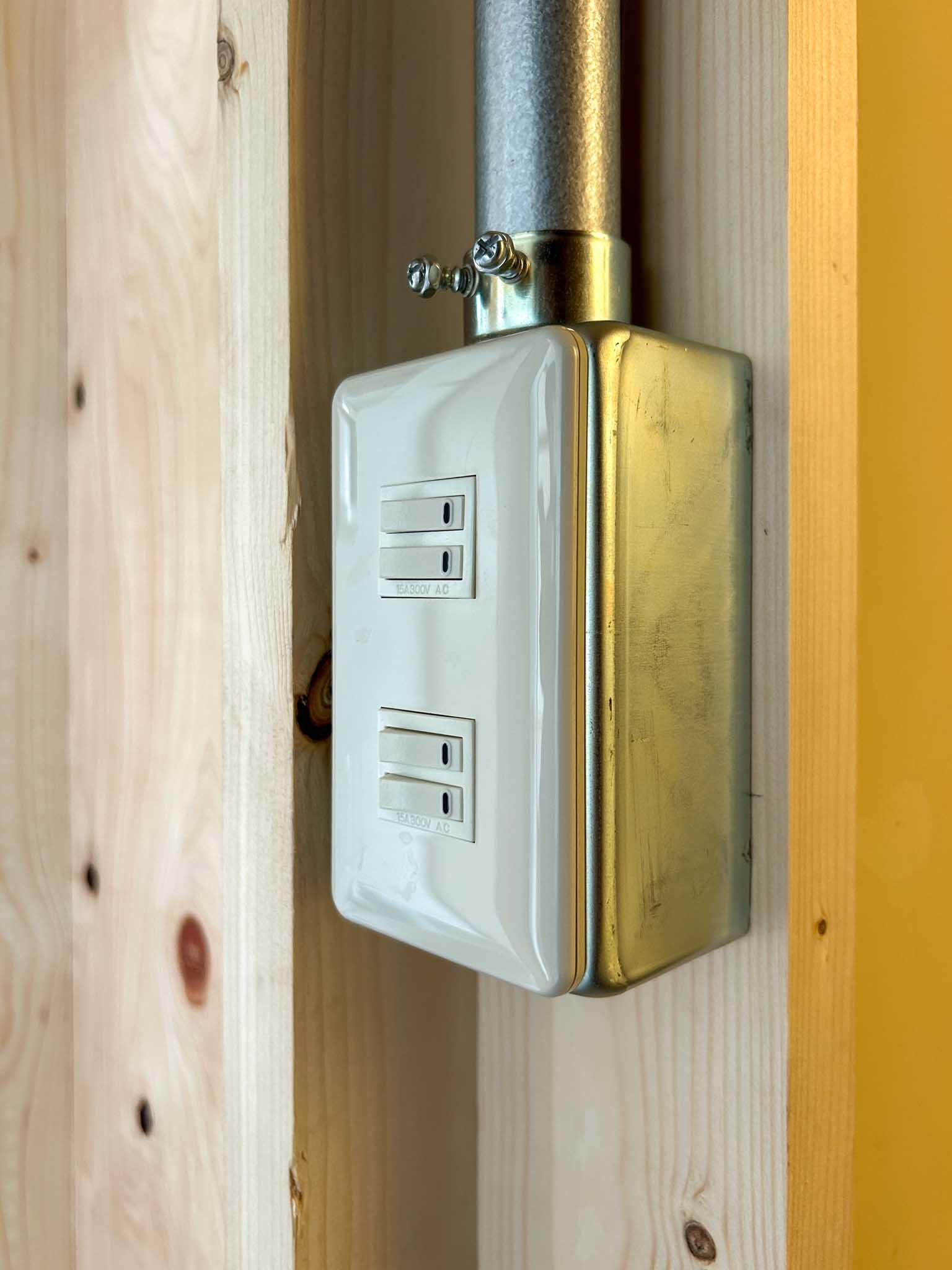 横浜市神奈川区三ツ沢上町の賃貸物件/換気と照明でふたつに分けたスイッチ