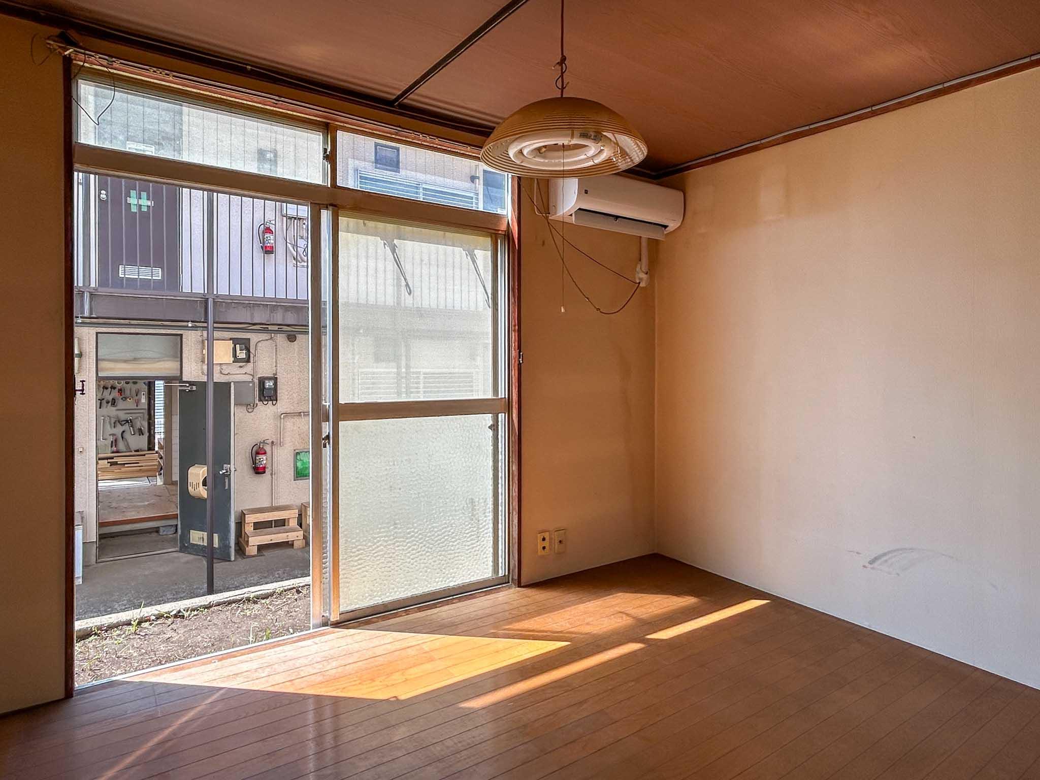 横浜市神奈川区三ツ沢上町の賃貸物件/B棟101：南西側の洋室。年季が入っていますが、いい部分はのこして使いたいところ