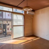 横浜市神奈川区三ツ沢上町の賃貸物件/B棟101：南西側の洋室。年季が入っていますが、いい部分はのこして使いたいところ