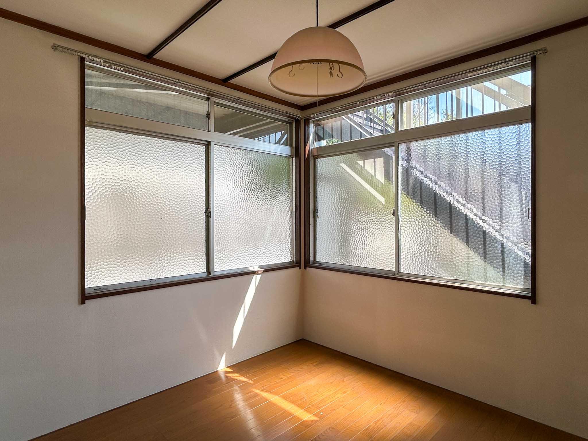 横浜市神奈川区三ツ沢上町の賃貸物件/B棟101：北東側の洋室。型板ガラスがいい味出しています