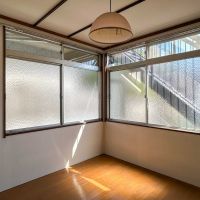 横浜市神奈川区三ツ沢上町の賃貸物件/B棟101：北東側の洋室。型板ガラスがいい味出しています