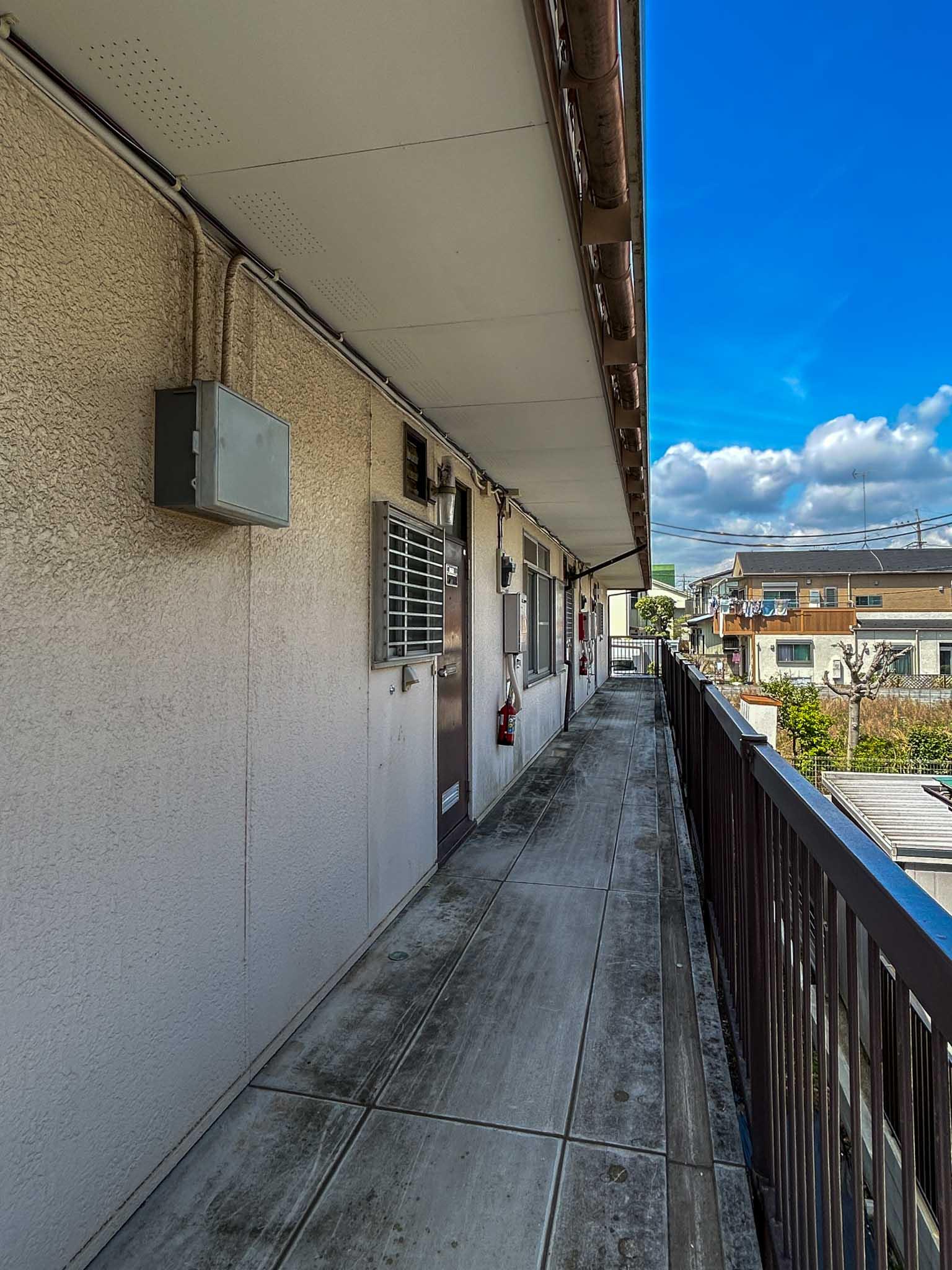 横浜市神奈川区三ツ沢上町の賃貸物件/B棟2階の共用廊下。建物の北側に墓地があります