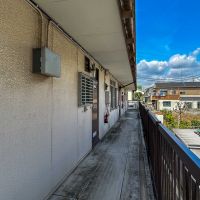 横浜市神奈川区三ツ沢上町の賃貸物件/B棟2階の共用廊下。建物の北側に墓地があります