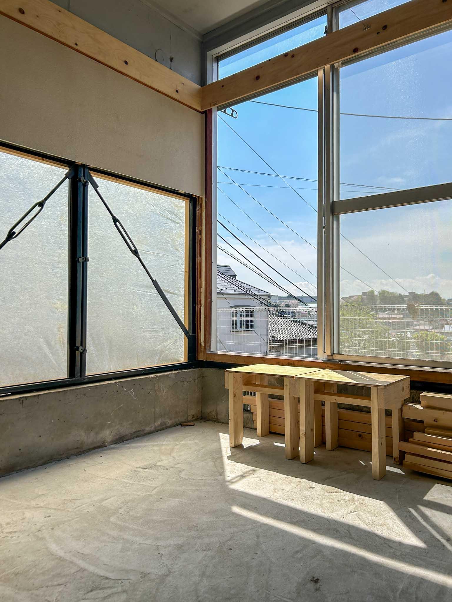 横浜市神奈川区三ツ沢上町の賃貸物件/DIYセンター：気持ちがいい窓辺。外に膨らんだFRPのパーツは、窓にもなり外を照らす行燈のようにもなります