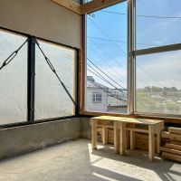 横浜市神奈川区三ツ沢上町の賃貸物件/DIYセンター：気持ちがいい窓辺。外に膨らんだFRPのパーツは、窓にもなり外を照らす行燈のようにもなります