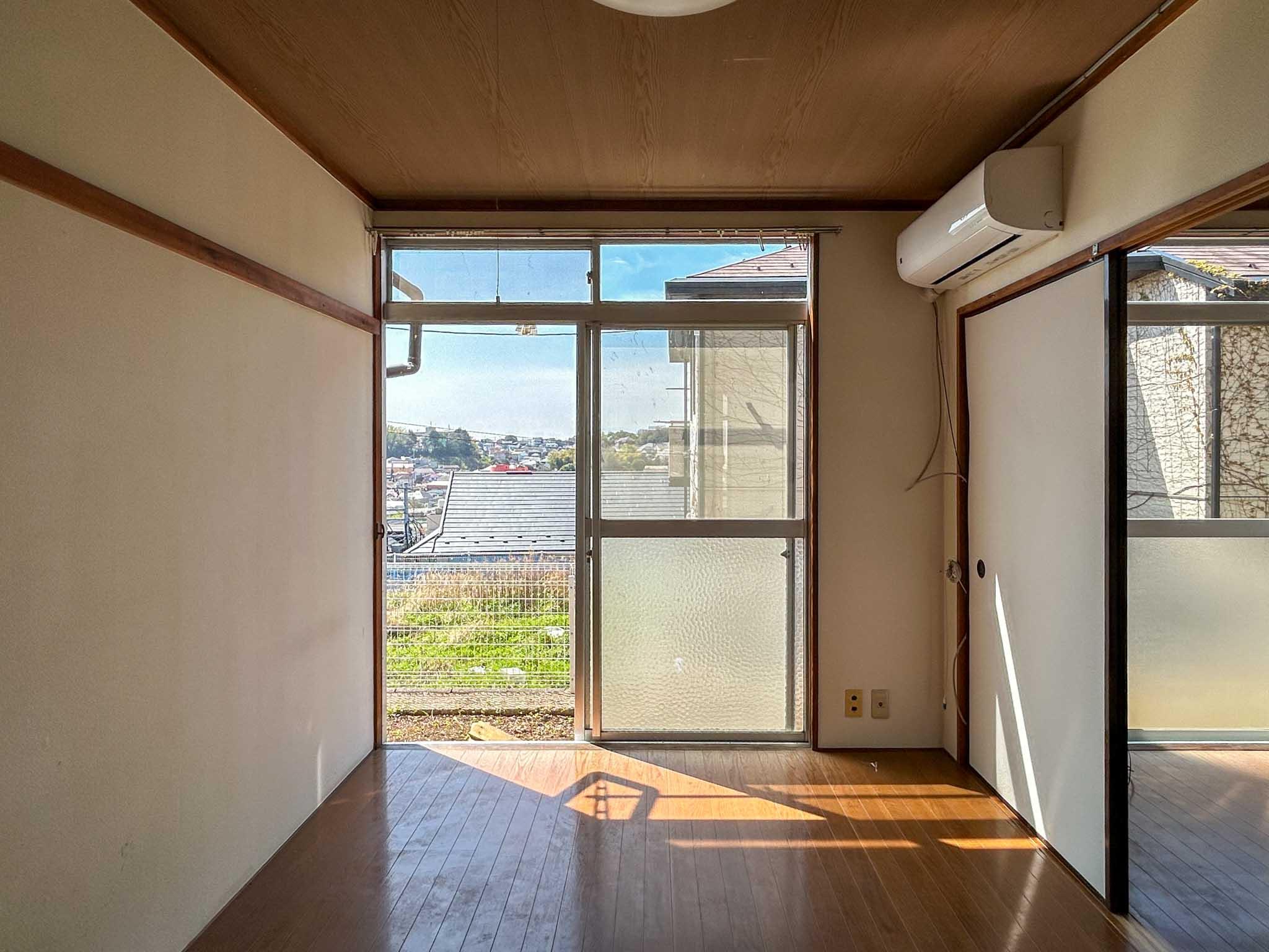 横浜市神奈川区三ツ沢上町の賃貸物件/A棟102：掃き出し窓からは、高台の景色が望めます