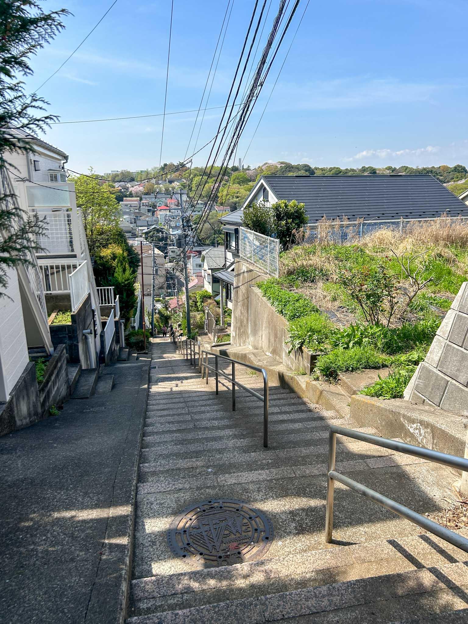 横浜市神奈川区三ツ沢上町の賃貸物件/最寄りの三ツ沢上町駅につながる長い階段。電動自転車やLUUPを使うなら、階段がない三ツ沢下町駅とのルートを使うのがおすすめ