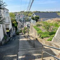 横浜市神奈川区三ツ沢上町の賃貸物件/最寄りの三ツ沢上町駅につながる長い階段。電動自転車やLUUPを使うなら、階段がない三ツ沢下町駅とのルートを使うのがおすすめ
