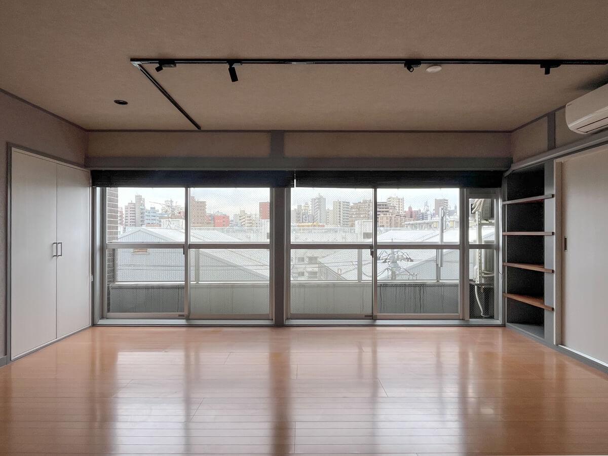 世田谷区池尻の賃貸物件/室内のワイドなサッシからは抜けた眺めがよく見える（古い開口ゆえに少し高さは低く、男性の身長で立ったままだとちょうどビル群が隠れます）