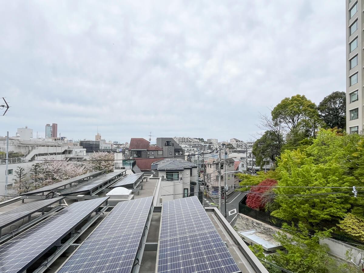 世田谷区池尻の賃貸物件/小さい部屋の眺めも良い（すりガラス窓の西側の眺め）