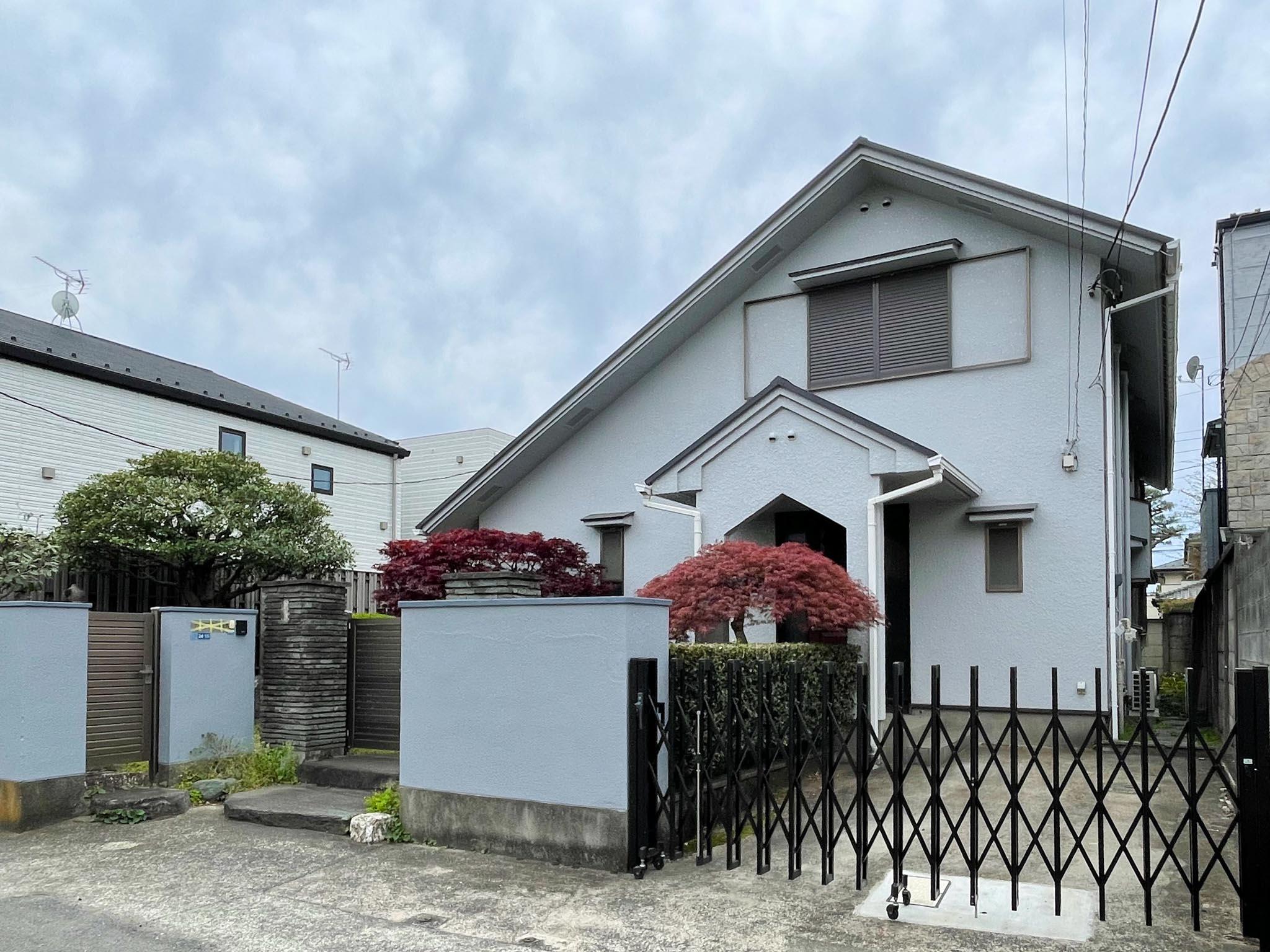 武蔵野市吉祥寺北町の賃貸物件/吉祥寺駅の喧騒を抜け徒歩13分ほど進むと、大きな斜め屋根が印象的な戸建が姿を現します