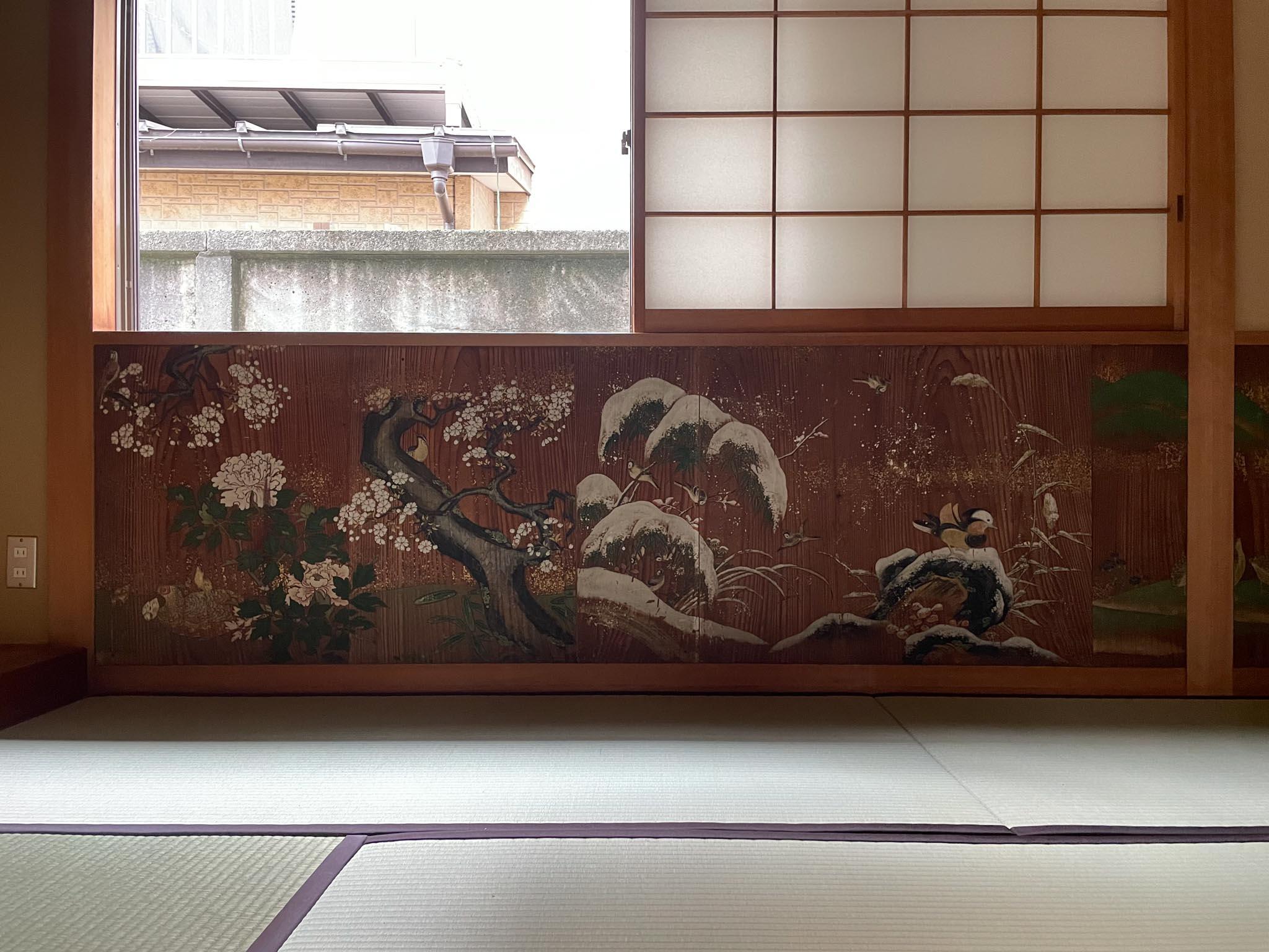 武蔵野市吉祥寺北町の賃貸物件/1F、8畳和室：腰板に手描きの装飾が施されています