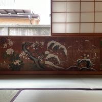 武蔵野市吉祥寺北町の賃貸物件/1F、8畳和室：腰板に手描きの装飾が施されています