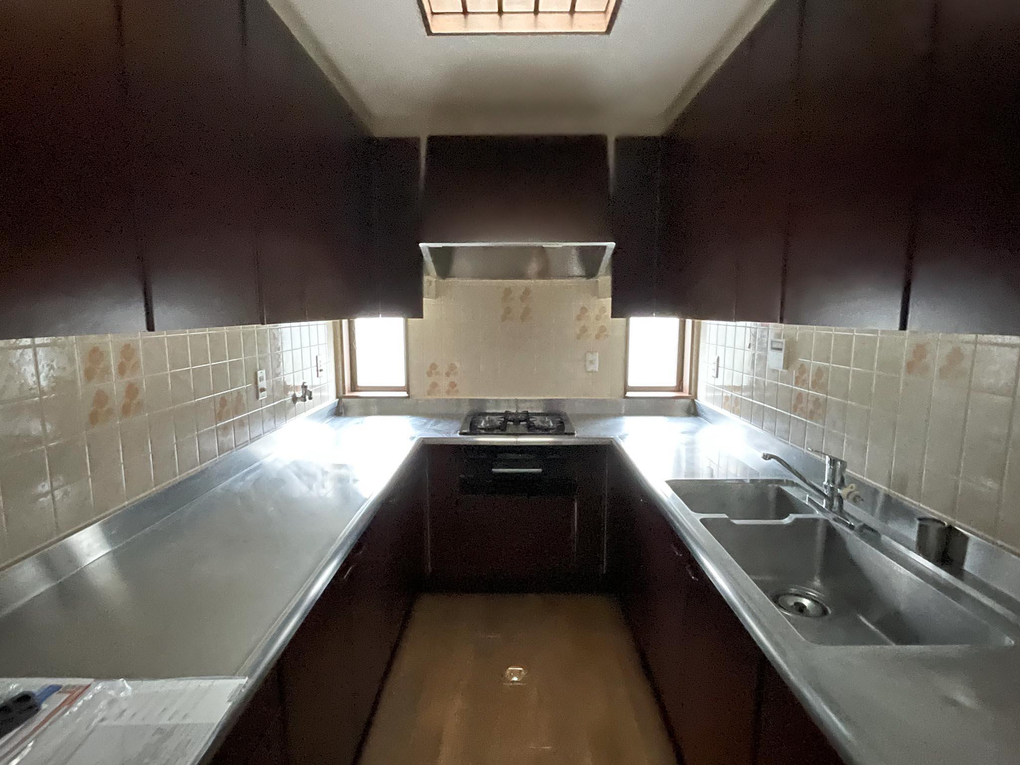 武蔵野市吉祥寺北町の賃貸物件/1F：U字の広々としたステンレスキッチン