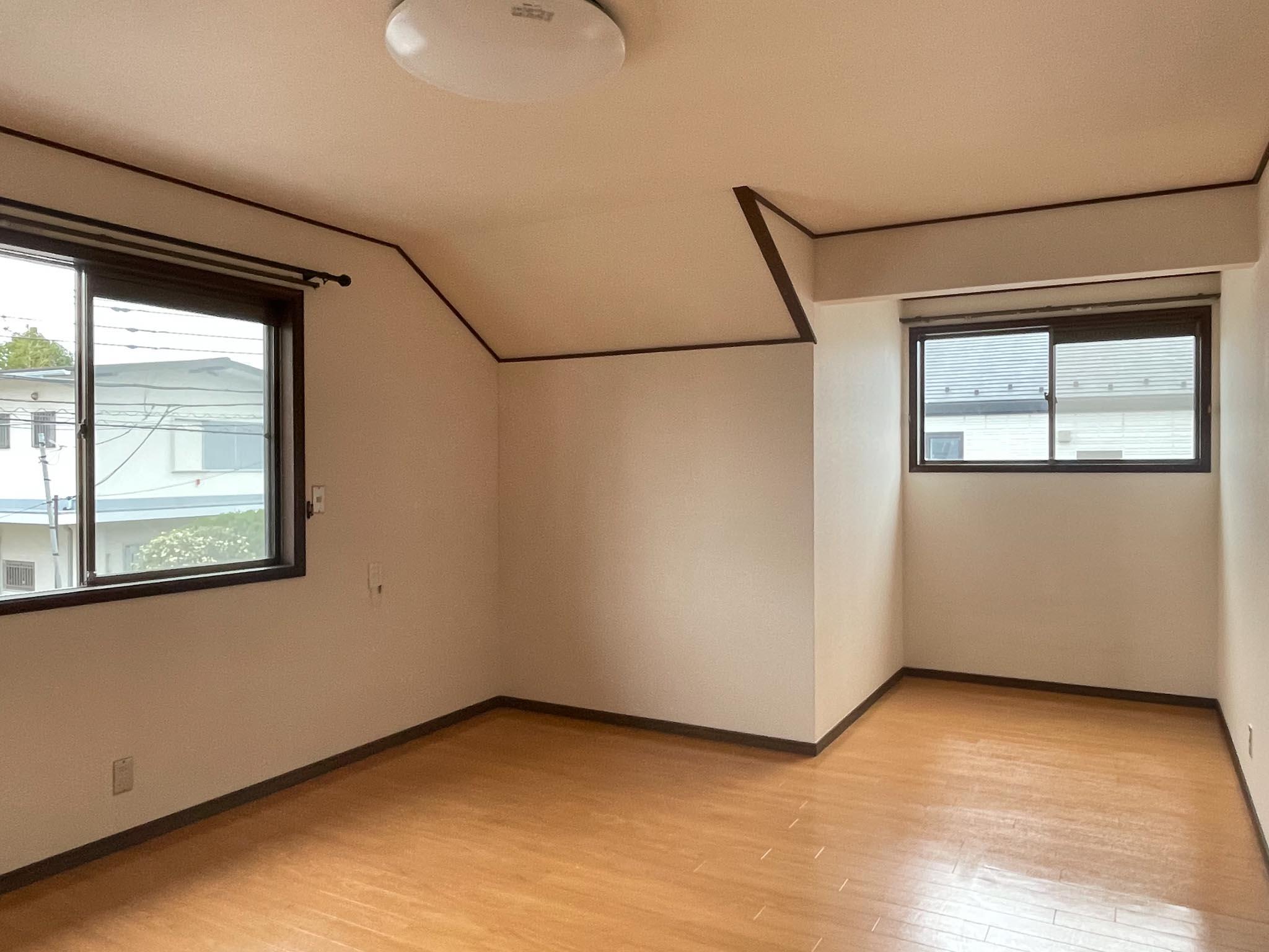 武蔵野市吉祥寺北町の賃貸物件/2F：12畳の洋室。東向きの窓から朝日が入ります