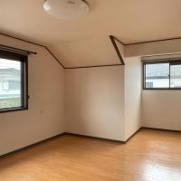 武蔵野市吉祥寺北町の賃貸物件/2F：12畳の洋室。東向きの窓から朝日が入ります