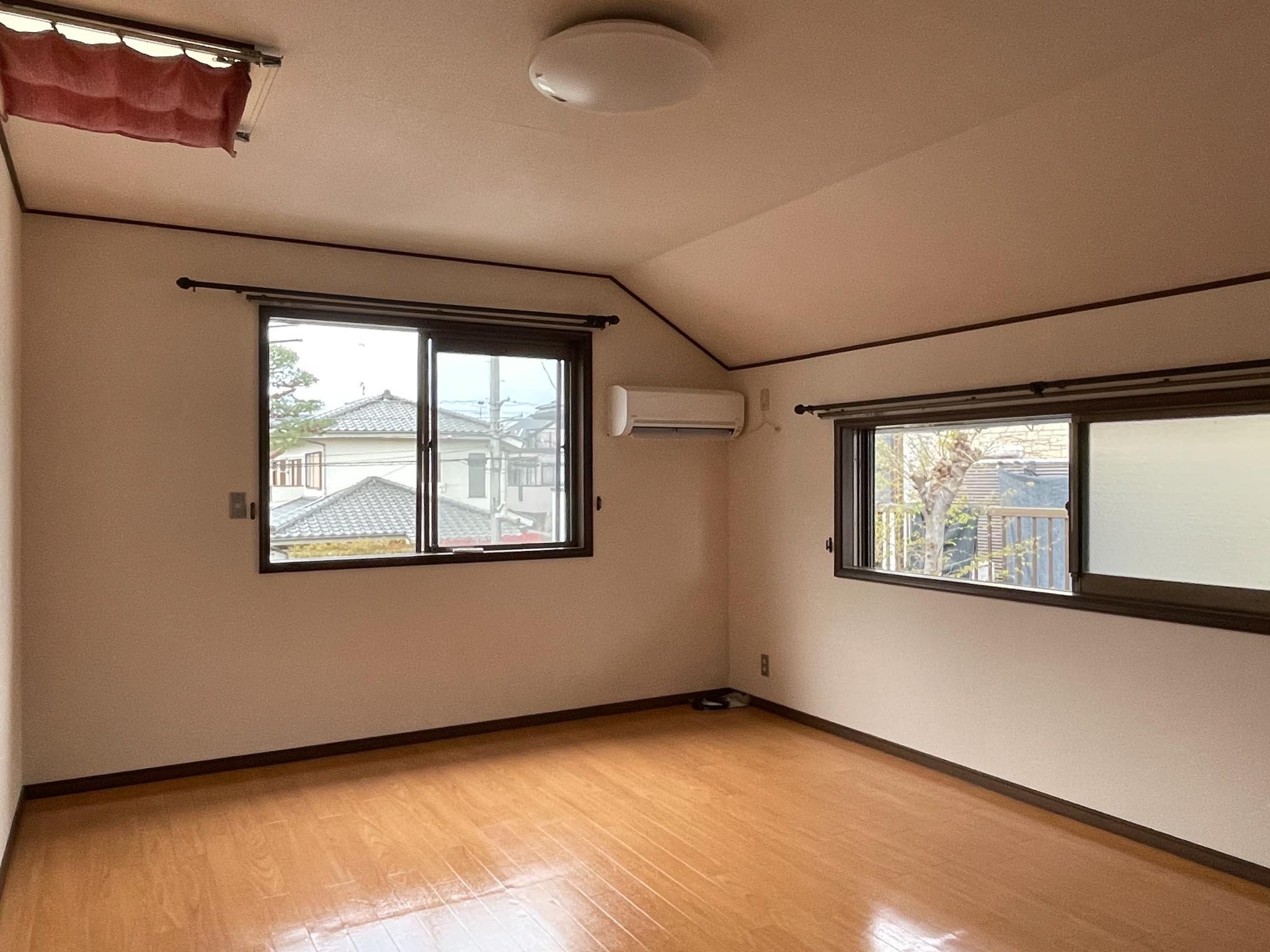 武蔵野市吉祥寺北町の賃貸物件/2F：10畳の洋室。天窓があります