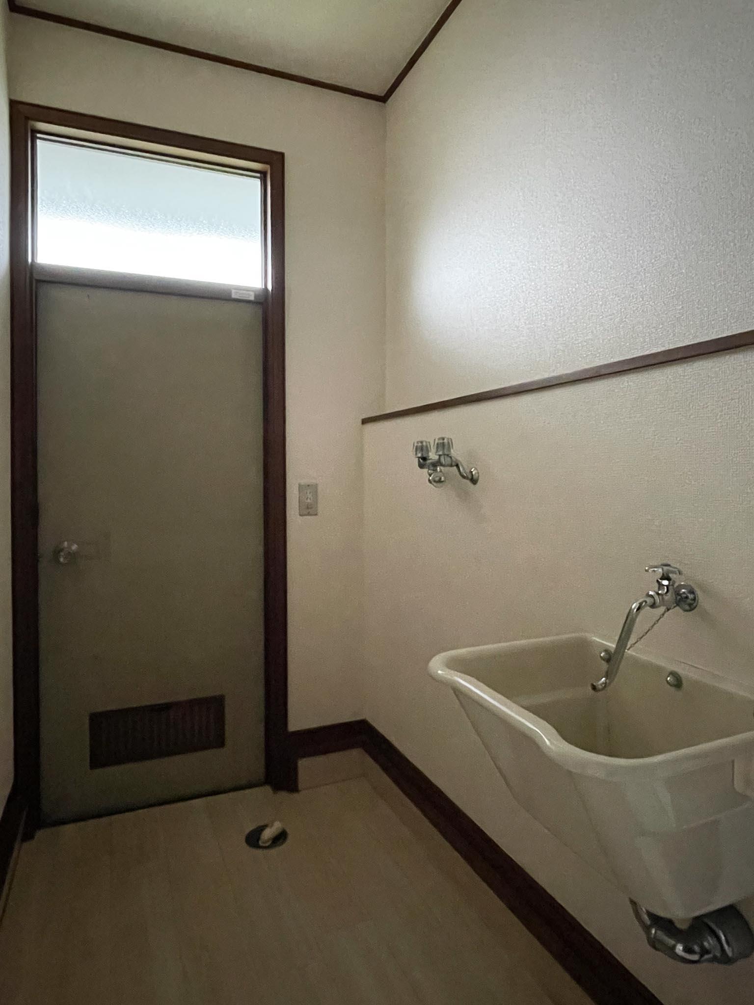 武蔵野市吉祥寺北町の賃貸物件/1F：洗濯機置き場には、庭へ出入りできるドア。ドラム式洗濯機の場合はやや手狭に感じるかもしれません