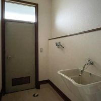 武蔵野市吉祥寺北町の賃貸物件/1F：洗濯機置き場には、庭へ出入りできるドア。ドラム式洗濯機の場合はやや手狭に感じるかもしれません