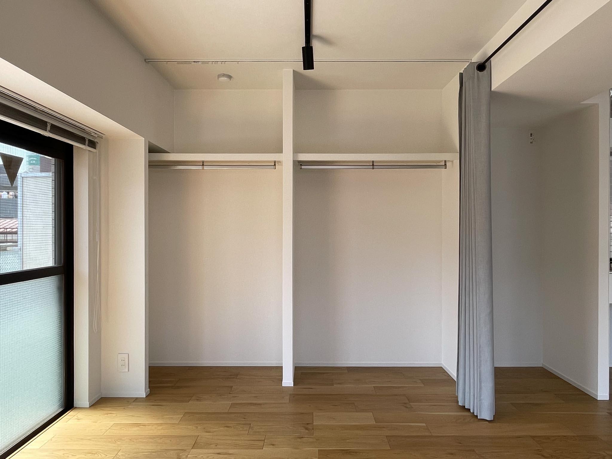 台東区浅草の賃貸物件/クローゼットは現状はオープン。天井からカーテンをかけられます