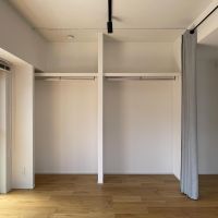 台東区浅草の賃貸物件/クローゼットは現状はオープン。天井からカーテンをかけられます