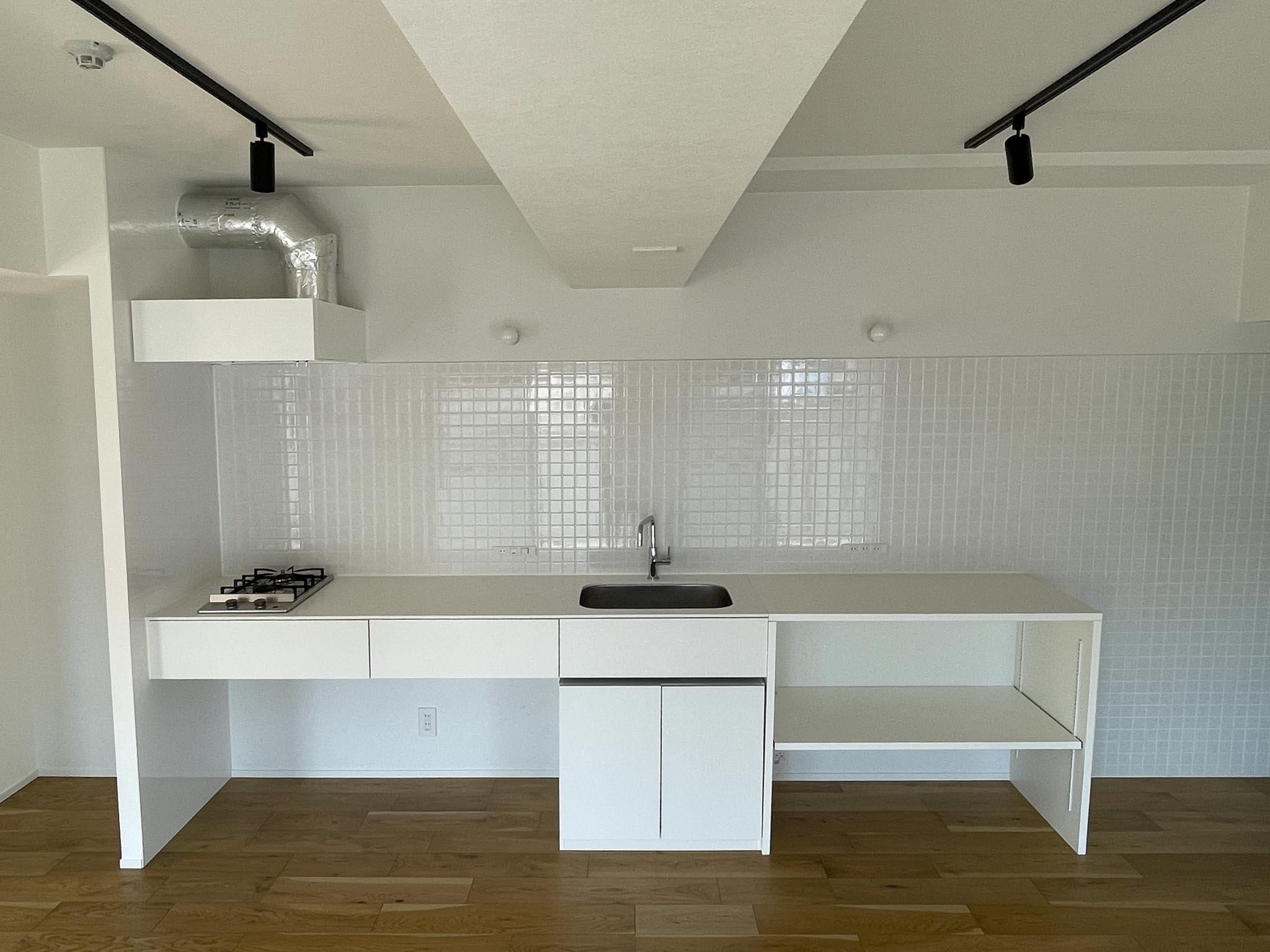 台東区浅草の賃貸物件/2口ガスコンロのキッチンはワイドで料理がしやすい