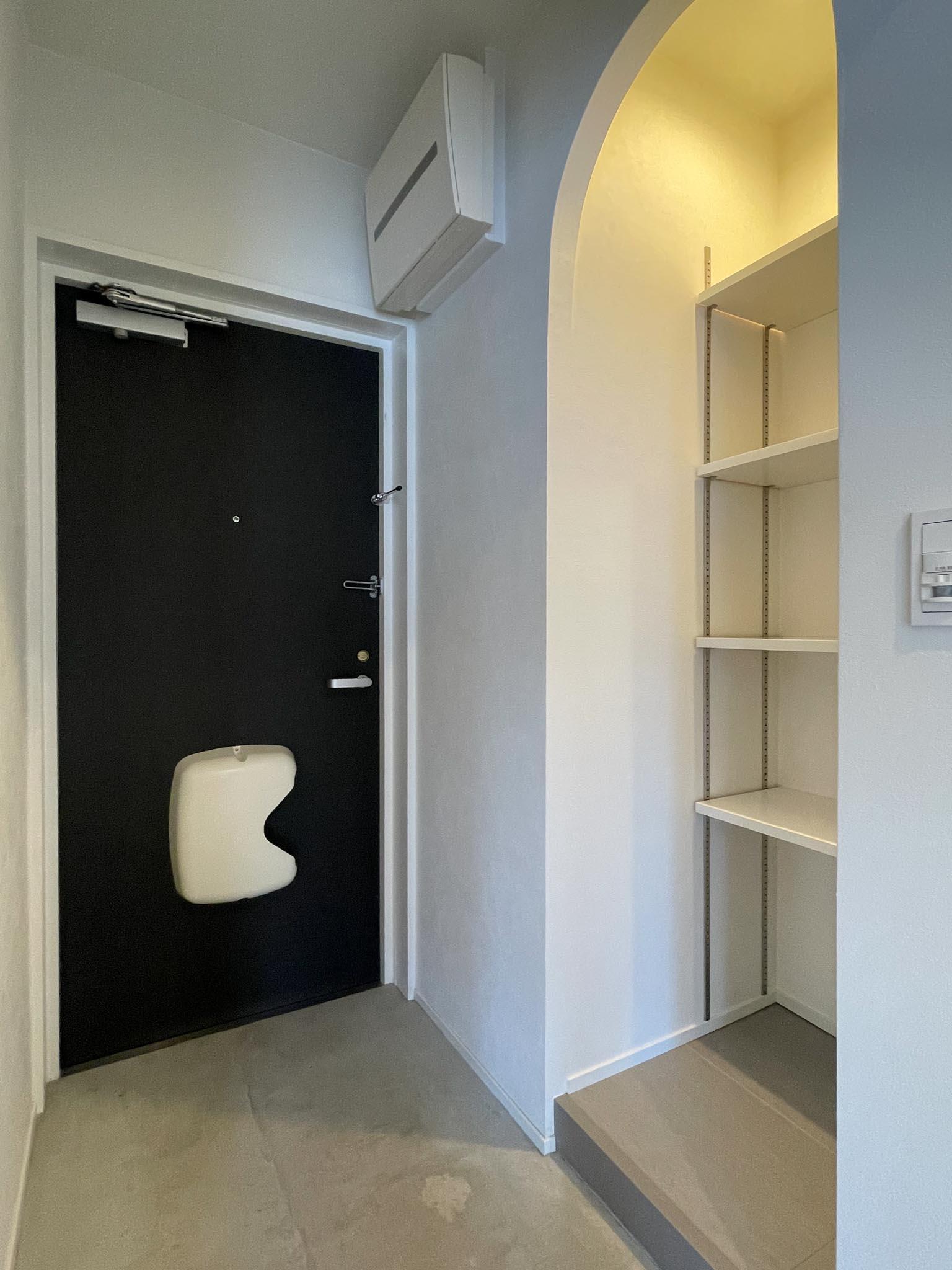 台東区浅草の賃貸物件/玄関。アーチの中にシューズクローゼット