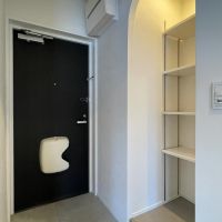 台東区浅草の賃貸物件/玄関。アーチの中にシューズクローゼット