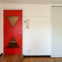  目黒区中町の賃貸物件/401号室：赤い扉がチャームポイント