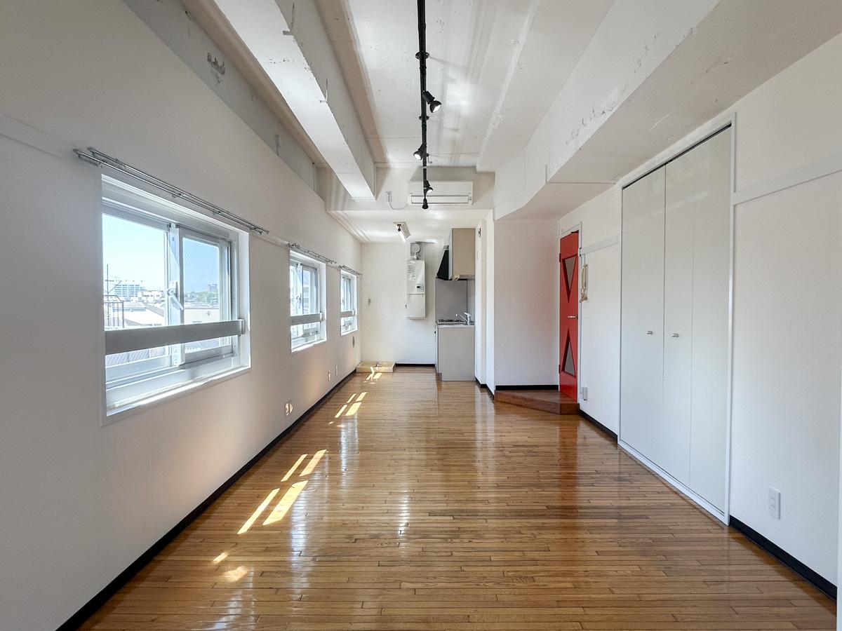  目黒区中町の賃貸物件/401号室:コンクリートあらわしの天井が開放感を出してくれています