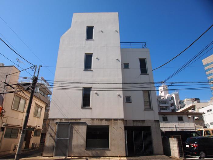 渋谷区東の賃貸物件/通りから目を引く、かっこいい外観。1階にはフォトグラファー達のアトリエとそこに併設されたBARが