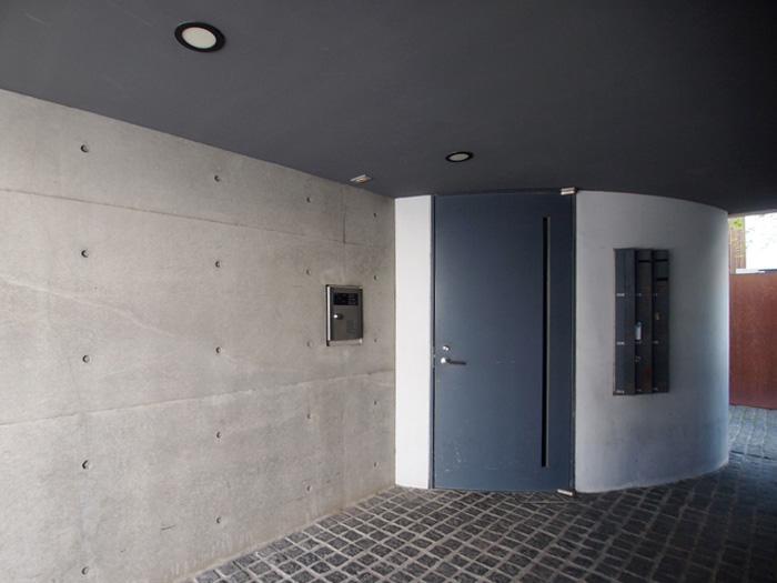 渋谷区東の賃貸物件/エントランスには、オートロック付き。ここに自転車が置ける