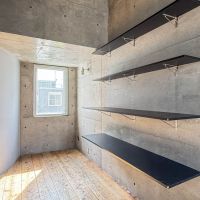 渋谷区東の賃貸物件/黒い棚は前の借主さんがピーコンの穴を使って設置したもの。撤去も可能です