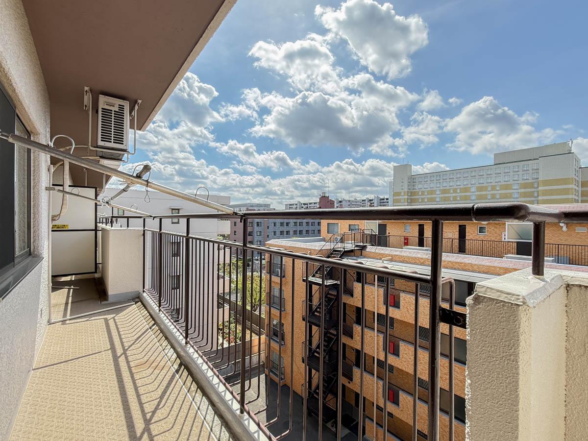 三鷹市下連雀の売買物件/まわりに大きな建物が無く、青空に包まれる感じのバルコニー